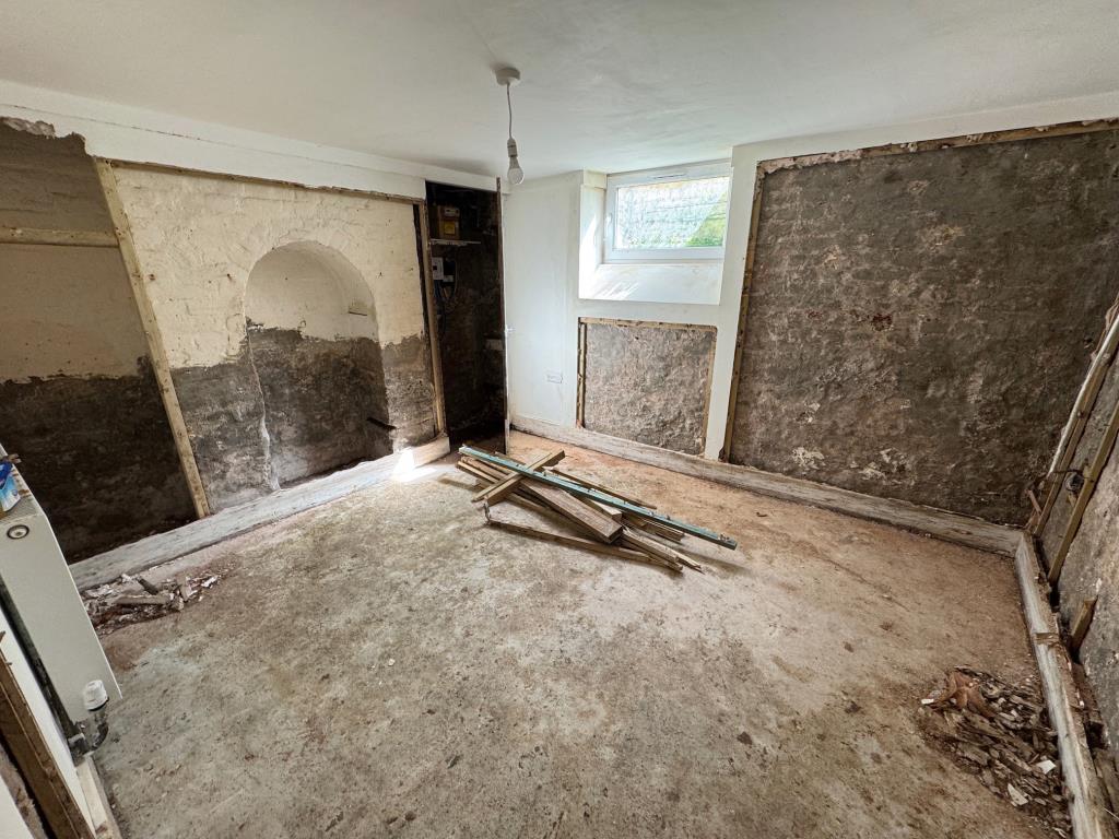 Lot: 120 - FOUR STOREY HOUSE FOR IMPROVEMENT - Lower ground floor room 1
